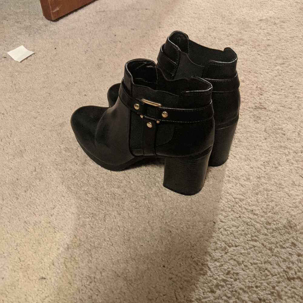 Sexy black pull-on heeled booties